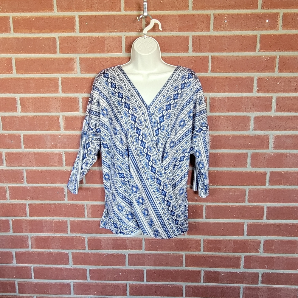 Status by Chenault 2X Blue White Geometric Twist Front V Neck Top.   #396
